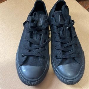 Kids black low converses